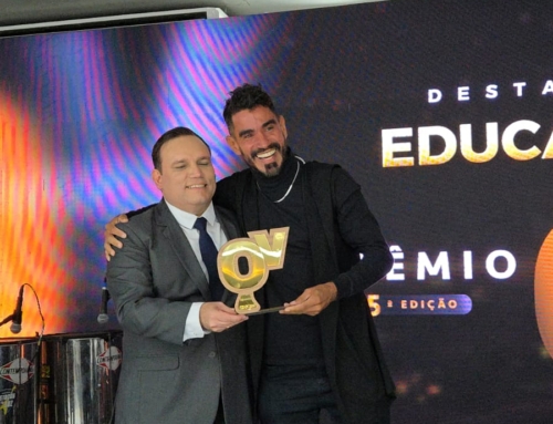 Fabiano Oliveira recebe Prêmio Olho Vivo Melhores do ano por Bloquinho do Enem e Vitrine Literária